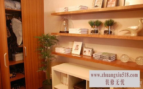 为了节省空间,连衣柜都放在这里,摆放一盆绿植显得更惬意。