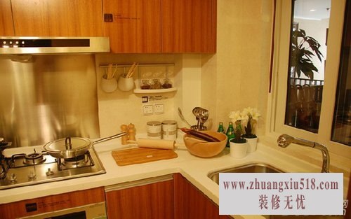 这是迷你的小厨房,主人很享受做饭的感觉,所以一切都布置得井井有条!