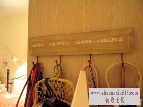 玄关附近采用木质挂架,小妮子的包包、皮带等琐碎东西都可以往上面挂,拿取使用,方便快捷。