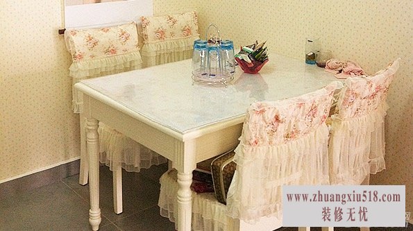 我可爱的小餐桌,椅套是碎花、碎花还是碎花。