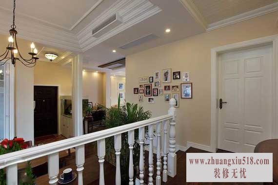 房屋的布局是这样的,从玄关进来,左边客厅,右边厨房,直走经过餐厅,步行上楼梯可到达卧室。