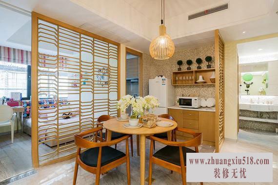 餐厅和儿童房之间做出隔断,即不阻挡视线又不会显得拥挤压抑。