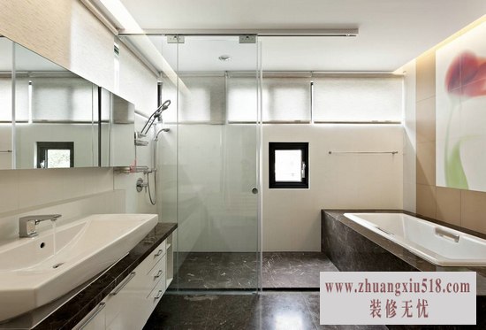 来到由银白龙大理石与白色人造石设计的卫浴空间,设计师在墙面上引进意大利花砖拼贴出主卫浴的美形意象。