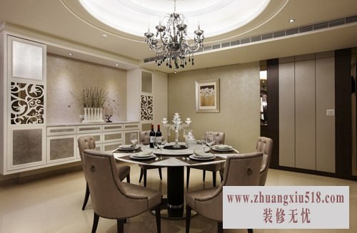 业主喜爱的华丽感以水晶灯展现，餐柜的柔性花纹包围住用餐区，打造出独立空间的整体美。