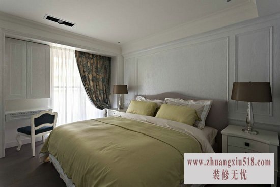 卧室以女主人的喜好为主,简单的水蓝色相当典雅。柜子结合保养品收纳功能及梳妆镜,美观又实用。