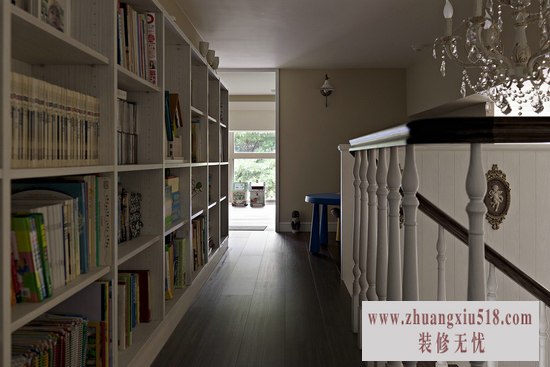 设计师利用楼梯上方的廊道及平台设计开放式书房,让空间有了最大的使用效果。