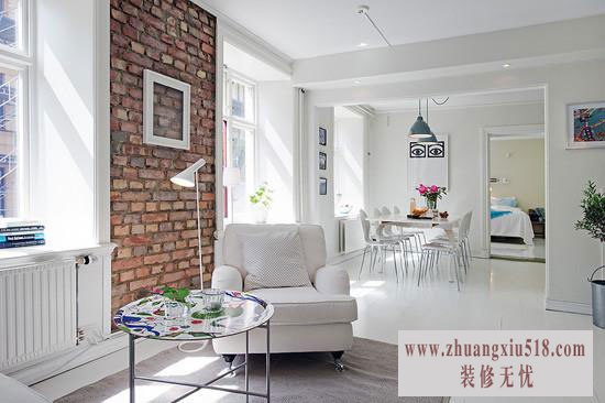 沙发处铺上灰色地毯,给白色地板带来了一点不同。