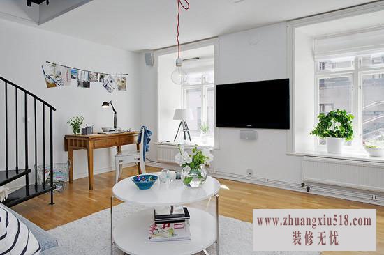 两扇高大的窗户外洒进温润怡人的光芒,小家温暖舒适。