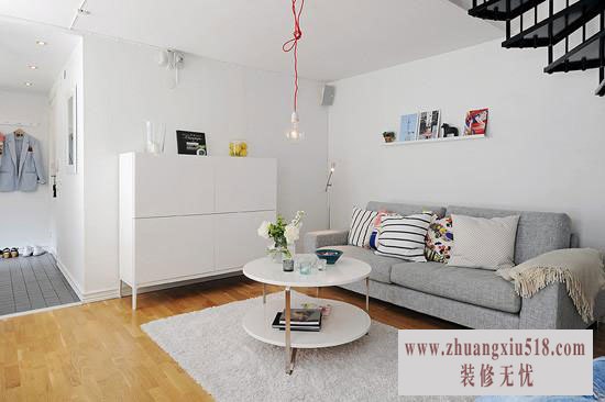 客厅的沙发采用浅灰色,跟白色素净的客厅格调相衬,但又比纯白色的沙发耐脏的多。