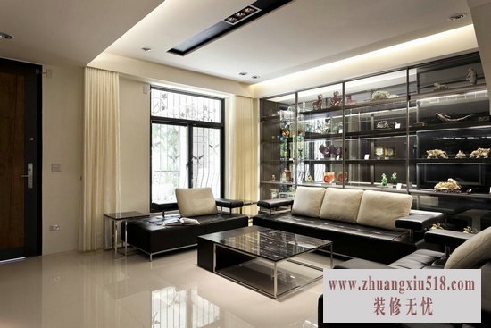 一件件剔透的琉璃佳作,安然的静置在由灰镜与亚克力层板设计的展示层架上,透过镜面的折射,整体空间感更见深邃。