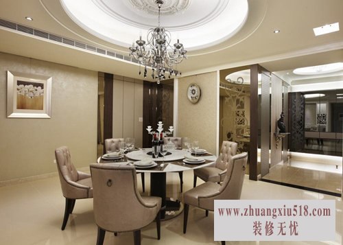 颇具层次性的设计,让餐厅的典雅平衡入口处的华丽气势,尤其古典美的圆弧天花、餐桌,细致的线条层层围起,柔化了视觉冲击力,并以金贝沙石材为台面,带出古典质感。