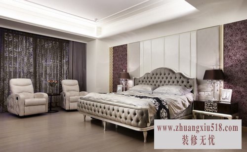 加强业主喜爱的华丽感,让金银箔色系充满主卧房,甚至连床具组合,设计师也特别订制有金色框架的特殊造型,满足业主的需求。夹纱玻璃内隐藏大收纳量的更衣室空间。
