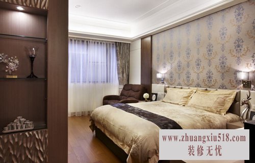华丽风在长辈房转为沉稳色系,仅以壁纸呼应公共空间的华丽感,打造让长辈舒适、自在休闲的空间。