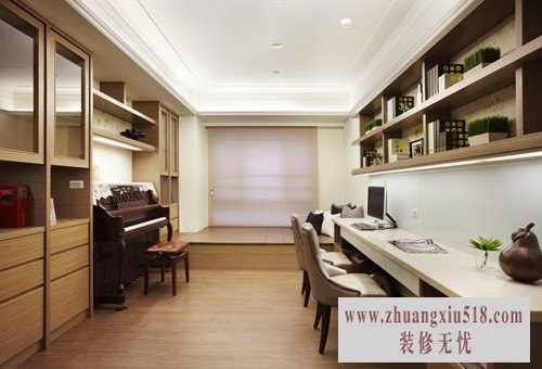 客房结合书房、琴房,并在架高的地台处隐藏侧掀式收纳空间,让客房的功能更加完整。