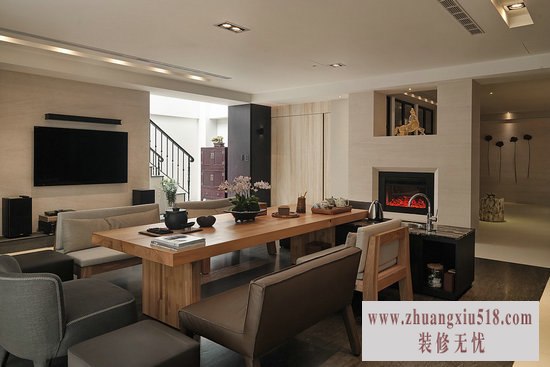 地下室泡茶区,设有简单的轻食区方便招待朋友,置身室内有如乌来的休闲氛围,是业主一直向往的退休生活。