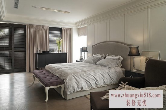 在主卧室为了能合乎业主年纪身分地位,运用喷漆线条营造出高雅大方的气氛。