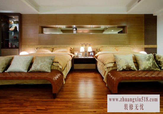 长辈房睡眠习惯及作息不同为避免干扰双方采两个单人床的配置,同在一个空间却能独自享有自我空间,对于年长的双亲真是贴心的安排规划。