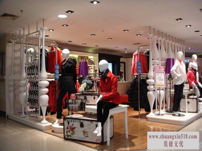 现代风格服装店模特陈列效果图