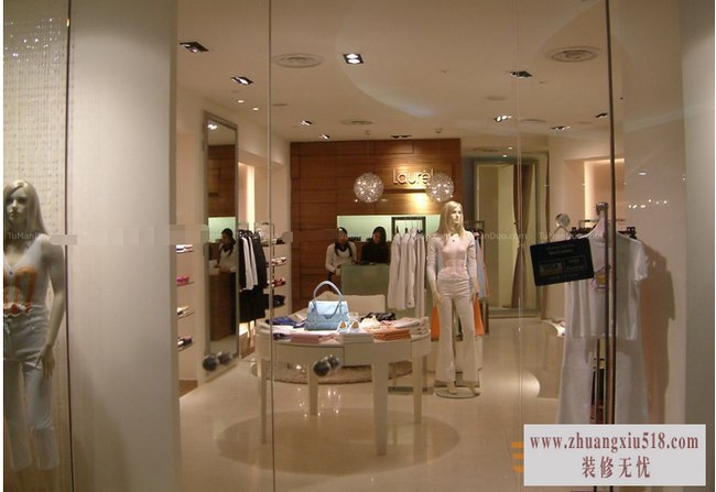 现代风格服装店模特陈列效果图
