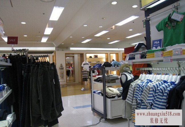 现代儿童店面装修效果图5 个性童趣的城堡衣库