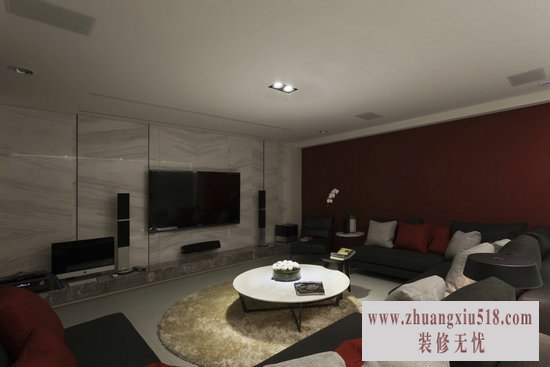 进入地下室,天然原石的电视背景墙,萦绕质朴原始风格;在视听室和客厅之间的吧台,提供客人轻食畅谈的空间。