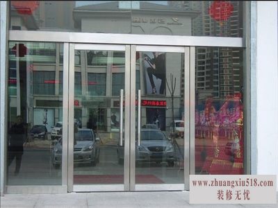 地弹簧门关不严