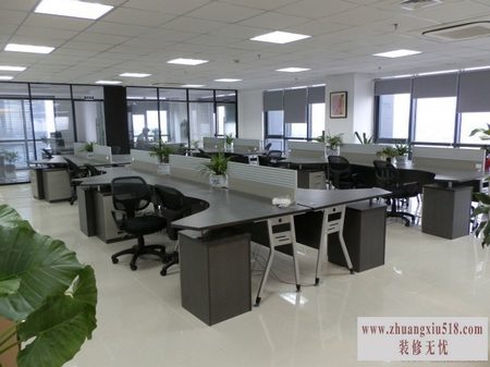 办公室风水学：办公桌摆放方位有哪些利弊？