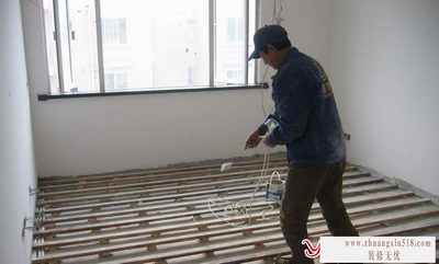 工人正在铺实木地板