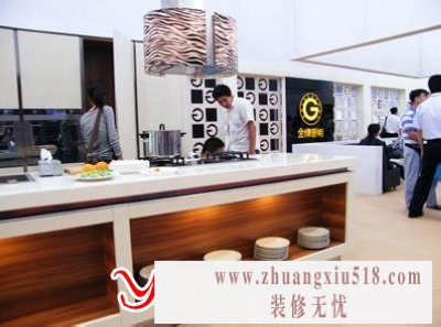 消费者正在厨柜卖场挑选质量好的厨柜