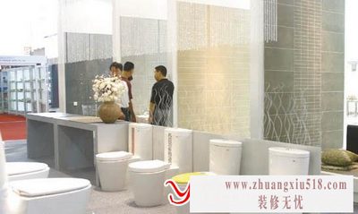 卖场里摆放的各种马桶